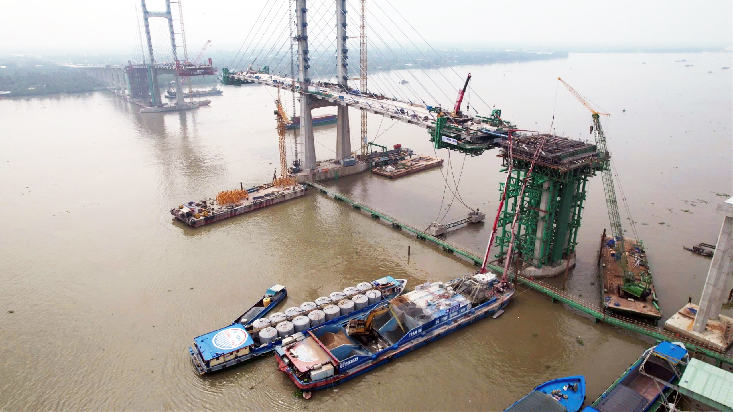 Bê tông Đường Thủy cấp bê tông tươi cho khối cạnh trụ P18. Ảnh: Ku đất TV