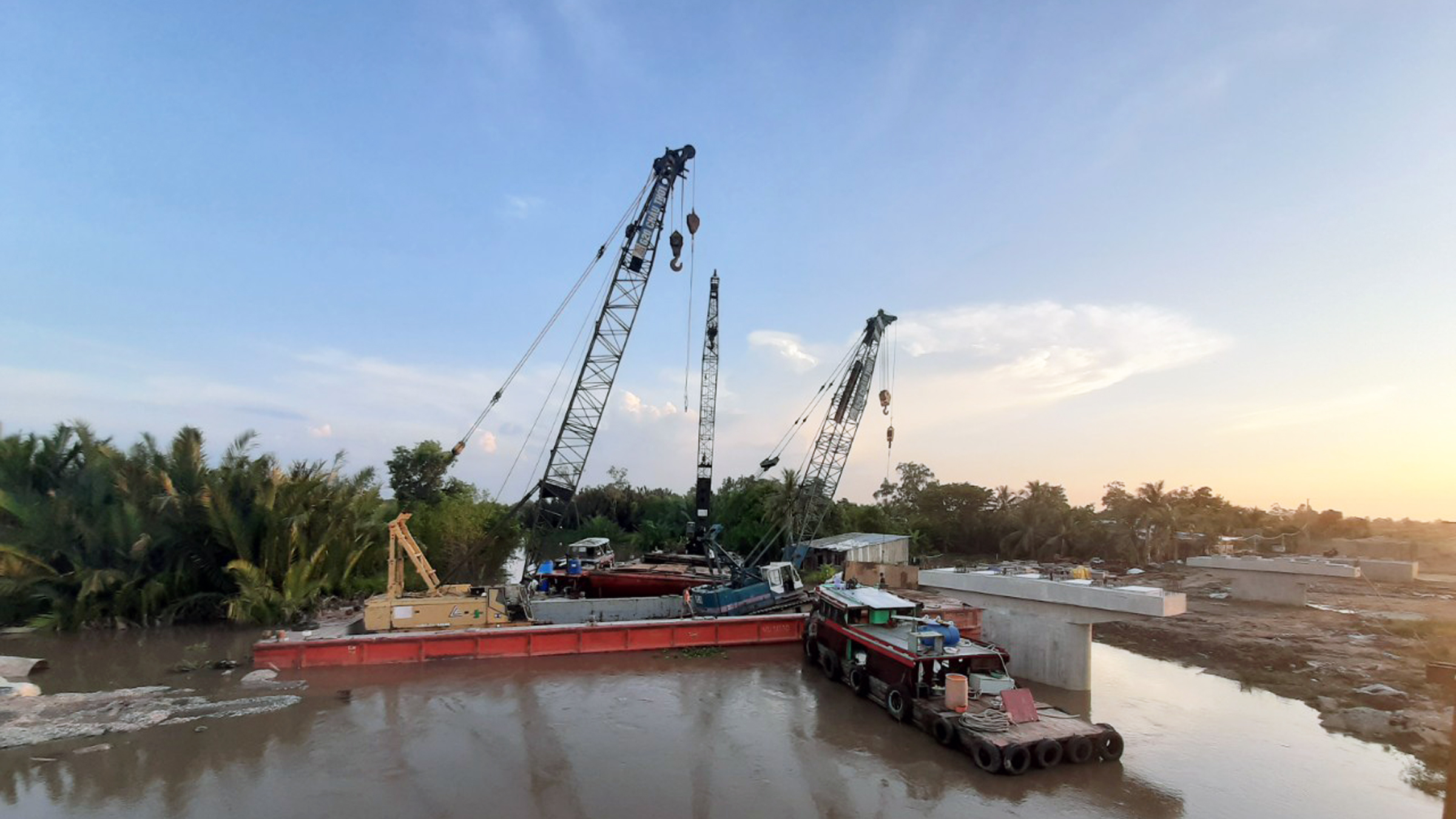 Cầu Sông Đình - thuộc dự án xây dựng trục phát triển kinh tế trọng điểm tôm, lúa tỉnh Sóc Trăng.