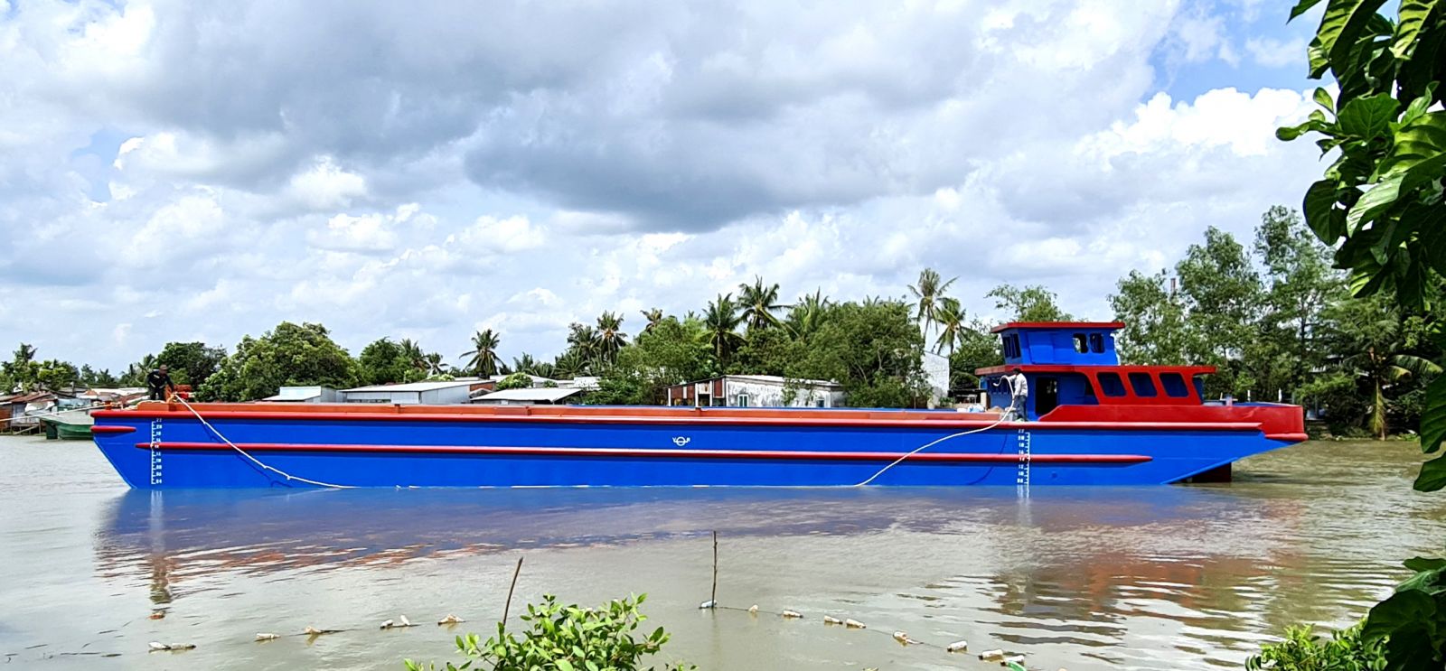 Hạ thủy tàu trạm trộn bê tông tươi số 7